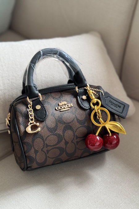 شنطة - MINI Coach / الترند شامل الكرزة  - شعار بني/ اطار اسود <br> <span class='text-color-warm'>نفدت الكمية</span>